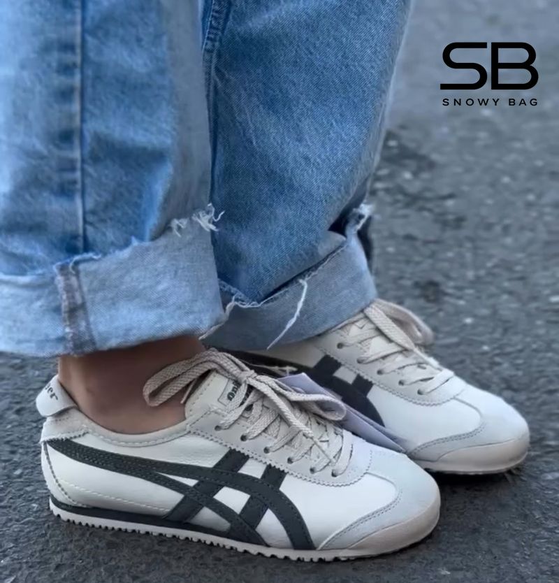 Chân đi giày onitsuka trắng sọc đen