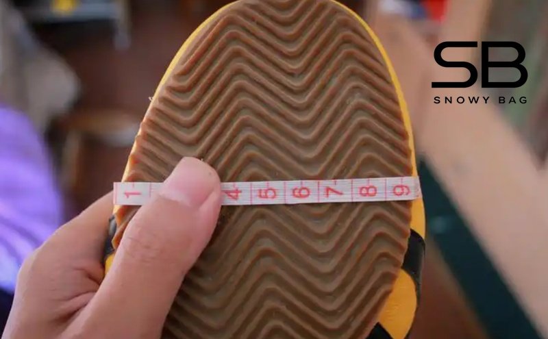 Chiều rộng của đôi giày onitsuka màu vàng