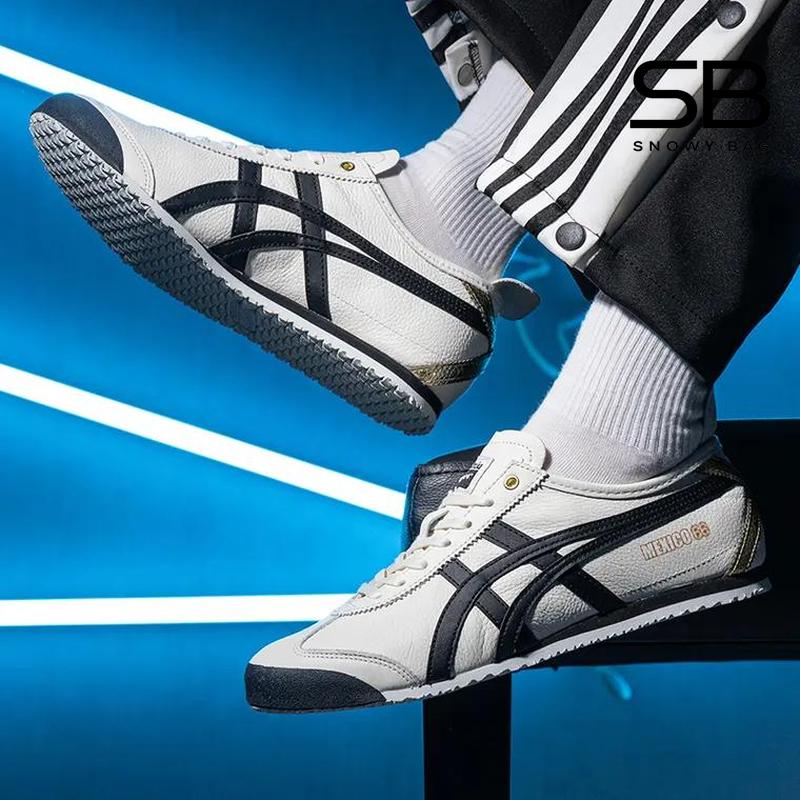 Chân đi giày onitsuka màu trắng sọc xanh dương
