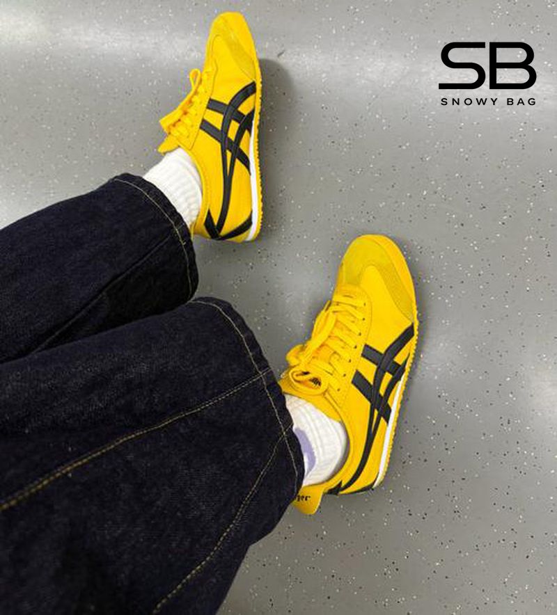 chân mang giày onitsuka màu vàng