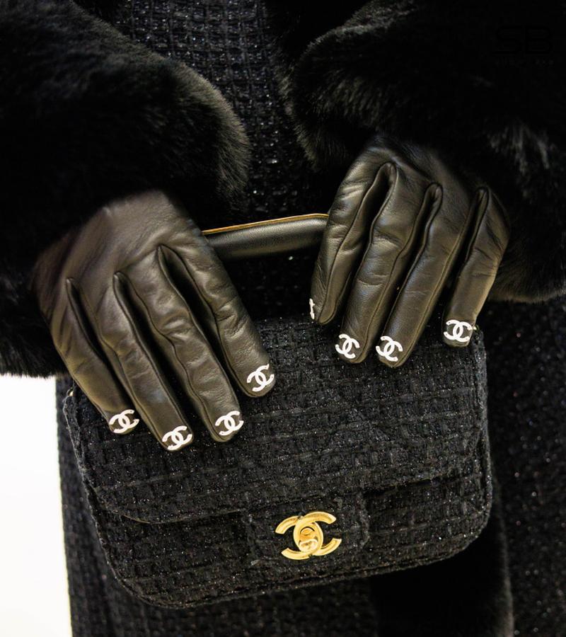 Nữ đeo găng tay chanel màu đen với túi chanel