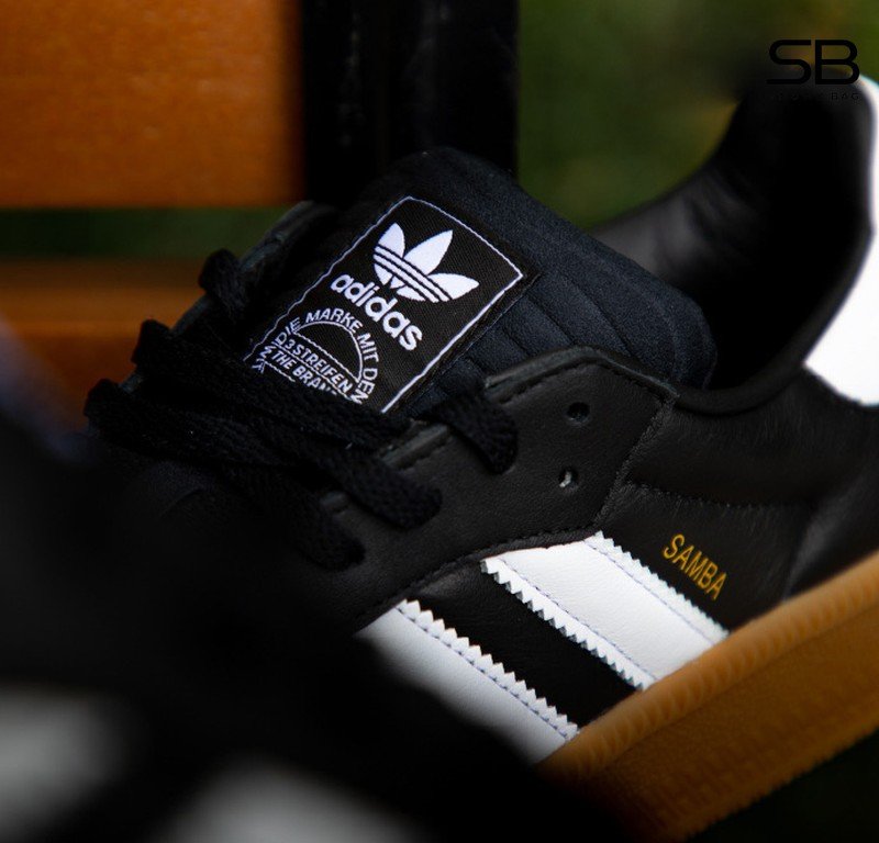 logo trên lưỡi gà giày adidas samba
