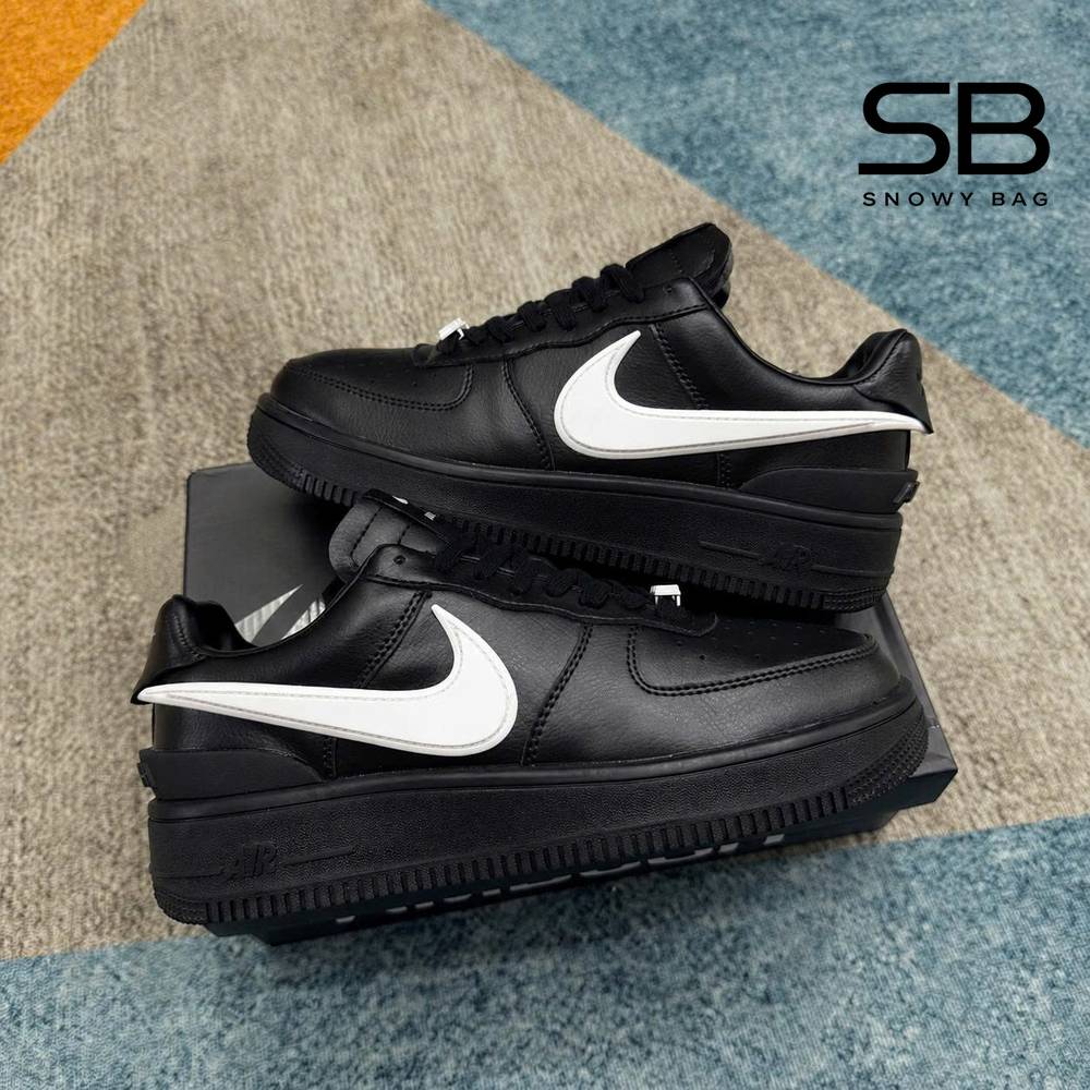 Giày Air Force 1 Low x Ambush Đen với chi tiết logo sang trọng