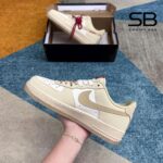 Giày Air Force 1 Low Year of the Snake Màu Be góc nghiêng chi tiết