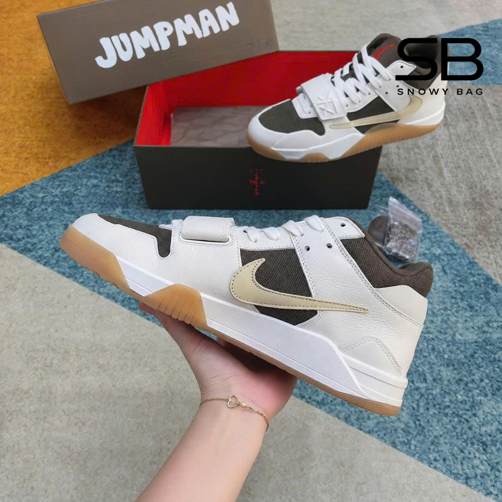 Giày Jordan Jumpman Jack TR Travis Scott Sail Trắng Kem Nâu góc nghiêng chi tiết