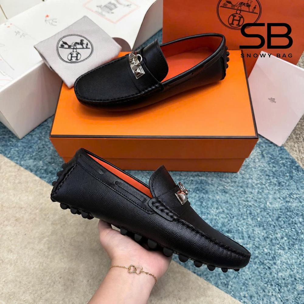 Giày Lười Hermes Irving Loafer Black Epsom SHW Khóa Trắng góc nghiêng chi tiết