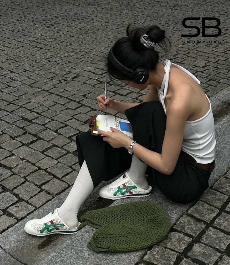 nữ đi giày onitsuka màu kem sọc xanh lá