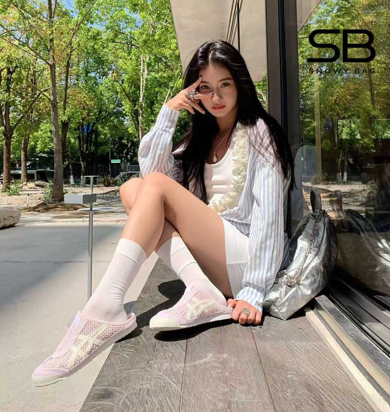 nữ đi giày onitsuka màu hồng