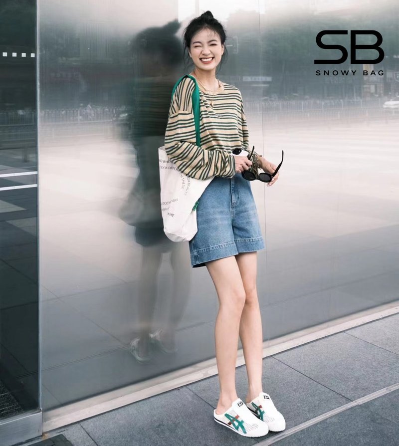 nữ đi giày onitsuka màu kem sọc xanh lá