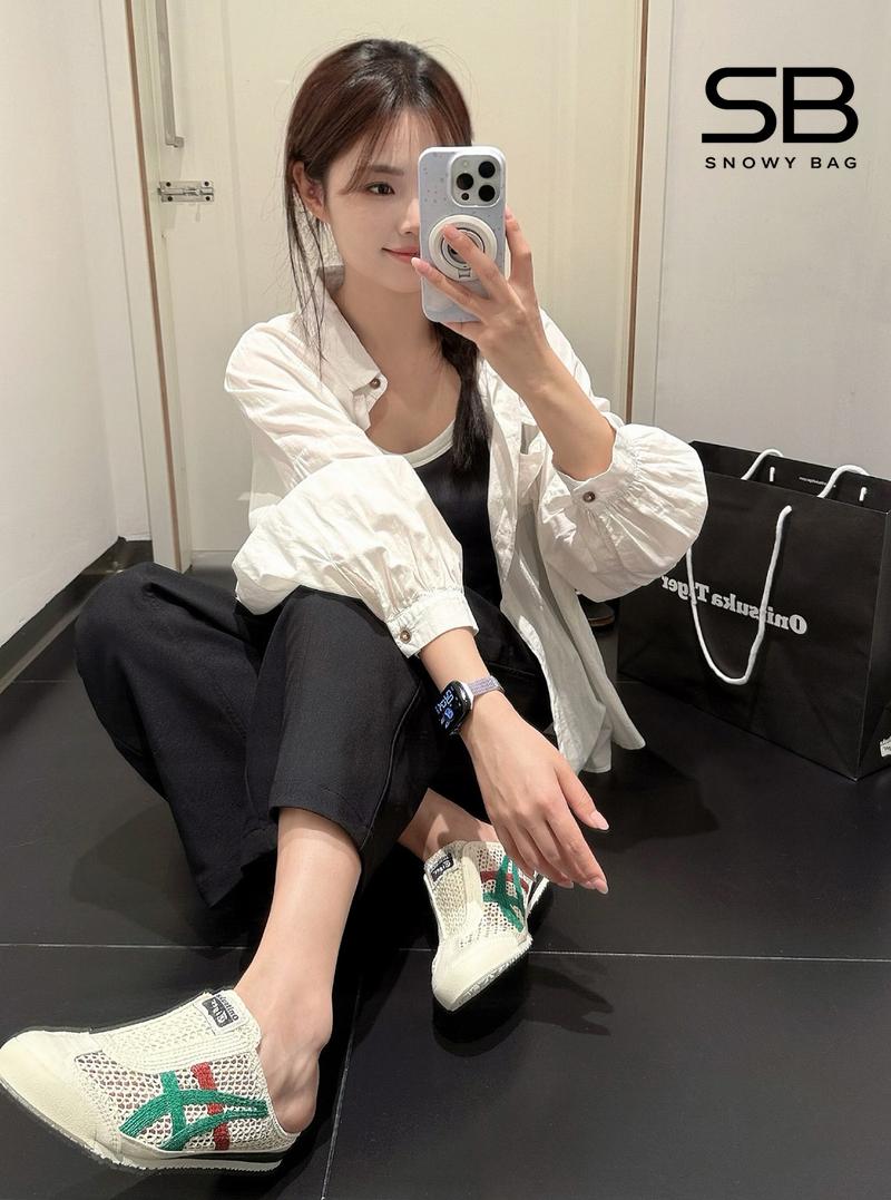 nữ đi giày onitsuka màu kem sọc xanh lá