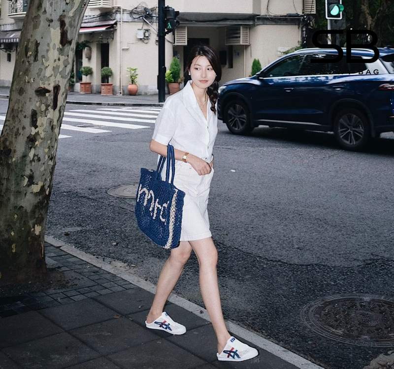 nữ đi giày onitsuka màu kem sọc xanh lá