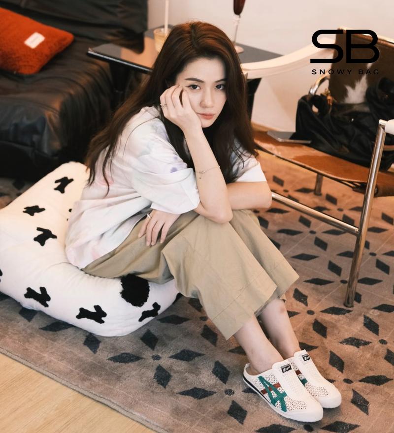 nữ đi giày onitsuka màu kem sọc xanh lá
