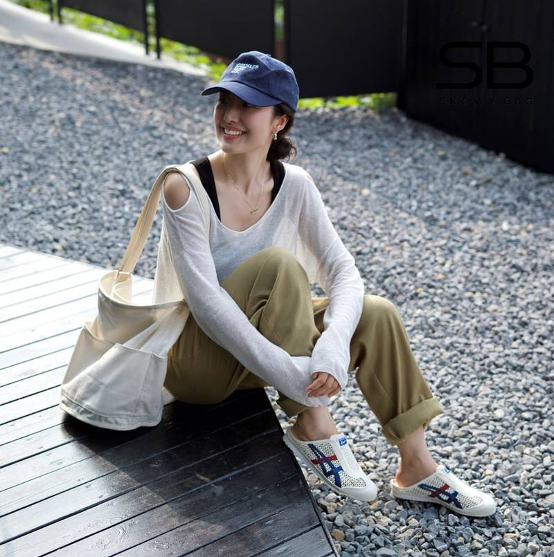 nữ đi giày onitsuka màu kem sọc xanh lá