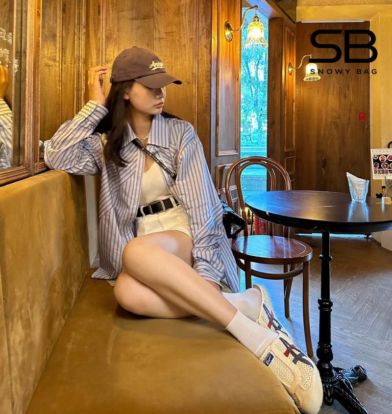 nữ đi giày onitsuka màu kem sọc xanh lá