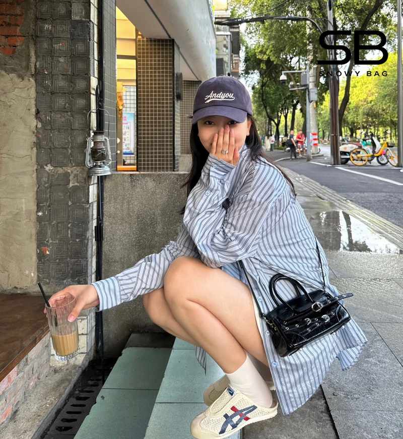 nữ đi giày onitsuka màu kem sọc xanh lá