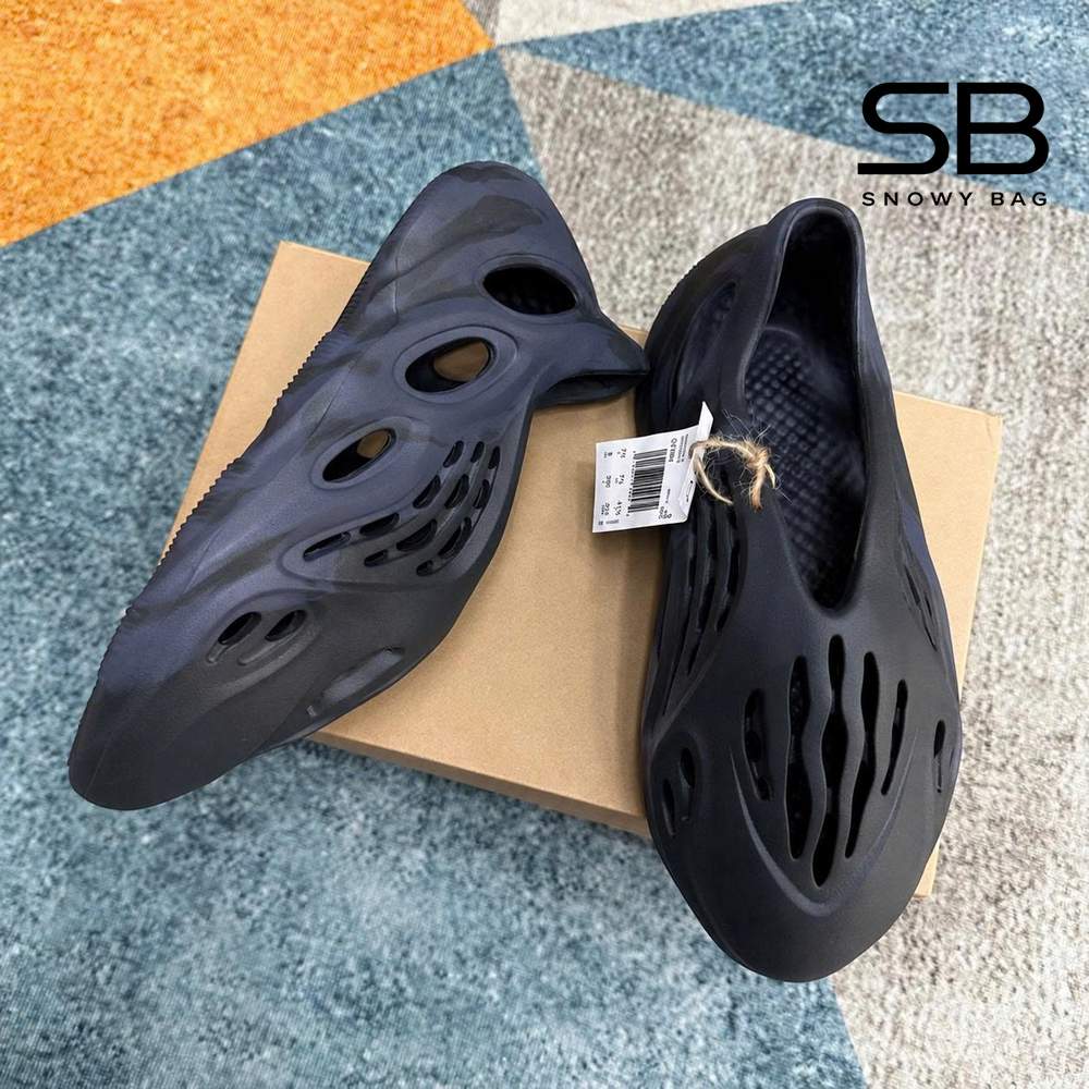 Giày Yeezy Foam RNNR Mineral Blue Xanh Đen, thiết kế độc đáo và thời thượng.