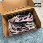 Giày Yeezy Foam RNNR MX Carbon với thiết kế hiện đại và phong cách.