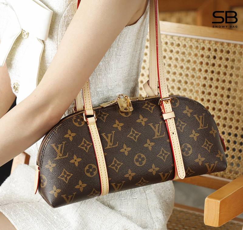 Nữ đeo túi Squire East-West Monogram