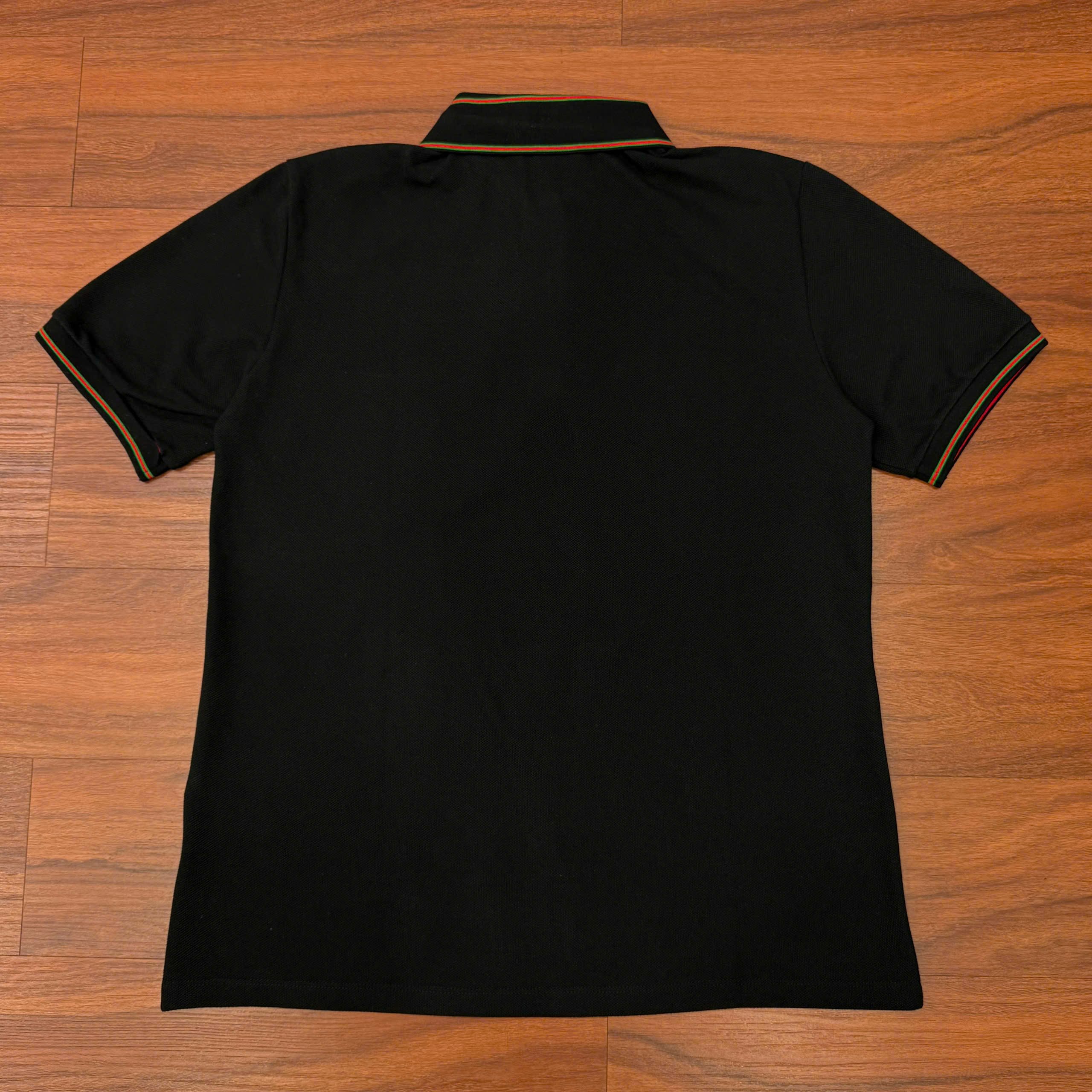 Áo Gucci Polo Logo Collar Printed Màu Đen, góc nghiêng chi tiết