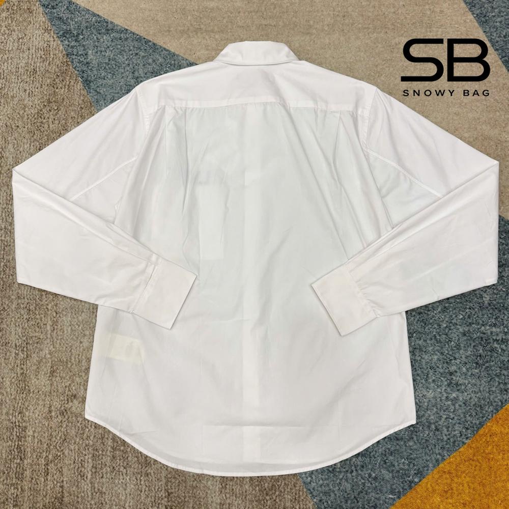Áo Sơ Mi LV Long-Sleeved Signature Shirt White LVM Since 1854 góc nghiêng chi tiết.