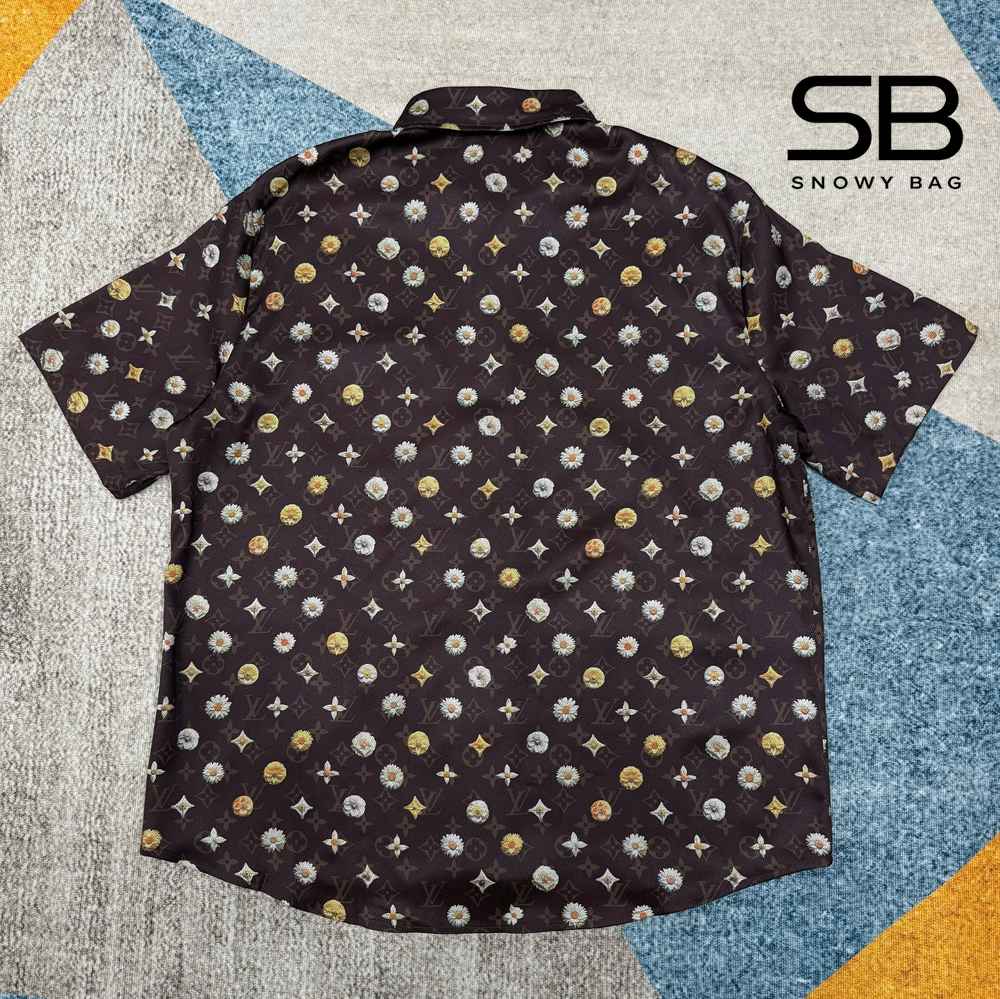 Áo Sơ Mi LV Monogram Printed Short-Sleeved Silk Shirt Deep Brown góc nghiêng chi tiết