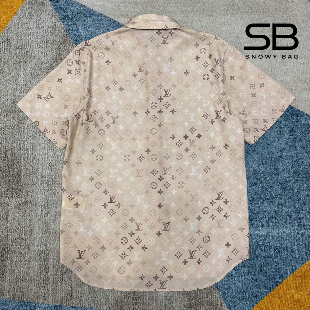 Áo Sơ Mi LV Monogram Short-Sleeved Shirt Beige 1AK77Y góc nghiêng chi tiết