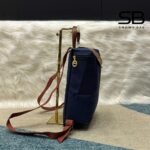 Chi tiết logo khóa ba lô Longchamp Le Pliage Original M Backpack Navy