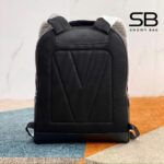 Chi tiết logo và khóa của Ba Lô LV Avenue Backpack Black Taiga Đen