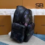 Ba Lô LV Comet Backpack Multicolor Logo Màu Đen góc nghiêng chi tiết