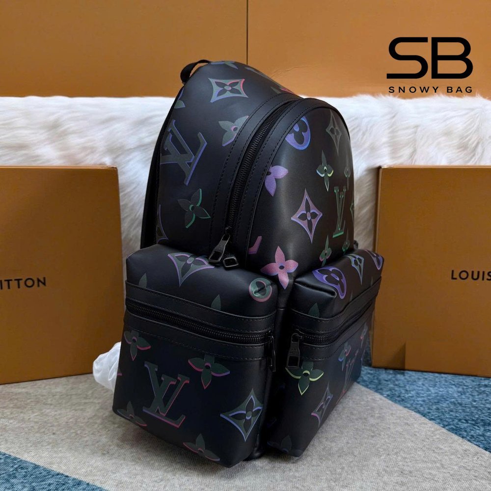 Ba Lô LV Comet Backpack Multicolor Logo Màu Đen góc nghiêng chi tiết