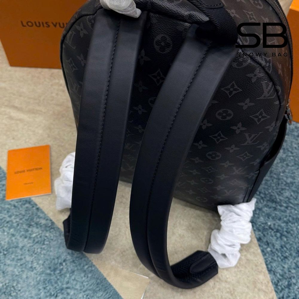 Ba Lô LV Discovery PM Monogram Eclipse Canvas M22558 màu xám góc nghiêng chi tiết