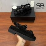 Dép Chanel 23P Dad Sandal Black Suede 5CM Màu Đen góc nghiêng chi tiết