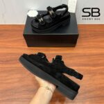 Dép Chanel 23P Dad Sandal Black Suede 5CM Màu Đen với logo đặc trưng