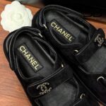 Dép Chanel 23P Dad Sandal Black Suede 5CM Màu Đen sang trọng
