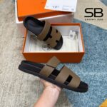 Dép Hermes Chypre Sandal Etoupe Epsom Noir Nâu Đen góc nghiêng chi tiết