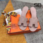 Dép Hermes Oasis Sandal Beige Nude Calfskin Hồng Nhạt góc nghiêng chi tiết