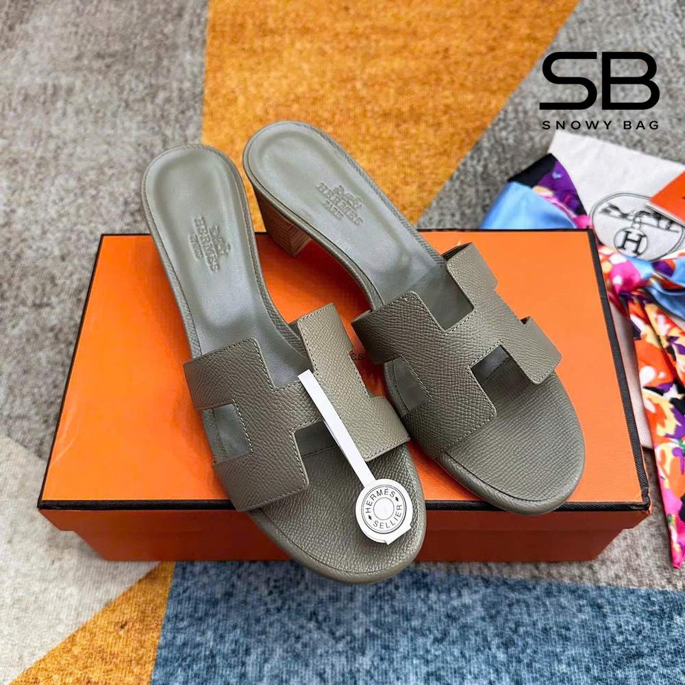 Dép Hermes Oasis Sandal Etoupe Epsom Màu Xám góc nghiêng chi tiết