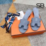 Dép Hermes Oasis Sandal Gris Antarctique Epsom Xám góc nghiêng chi tiết