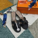 Dép Hermes Oasis Sandal Noir Black Brown Epsom màu đen nâu góc nghiêng chi tiết