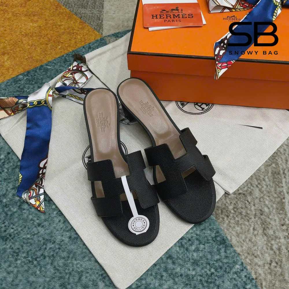 Dép Hermes Oasis Sandal Noir Black Brown Epsom màu đen nâu góc nghiêng chi tiết