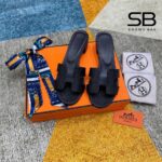 Dép Hermes Oasis Sandal Noir Black Epsom Màu Đen góc nghiêng chi tiết