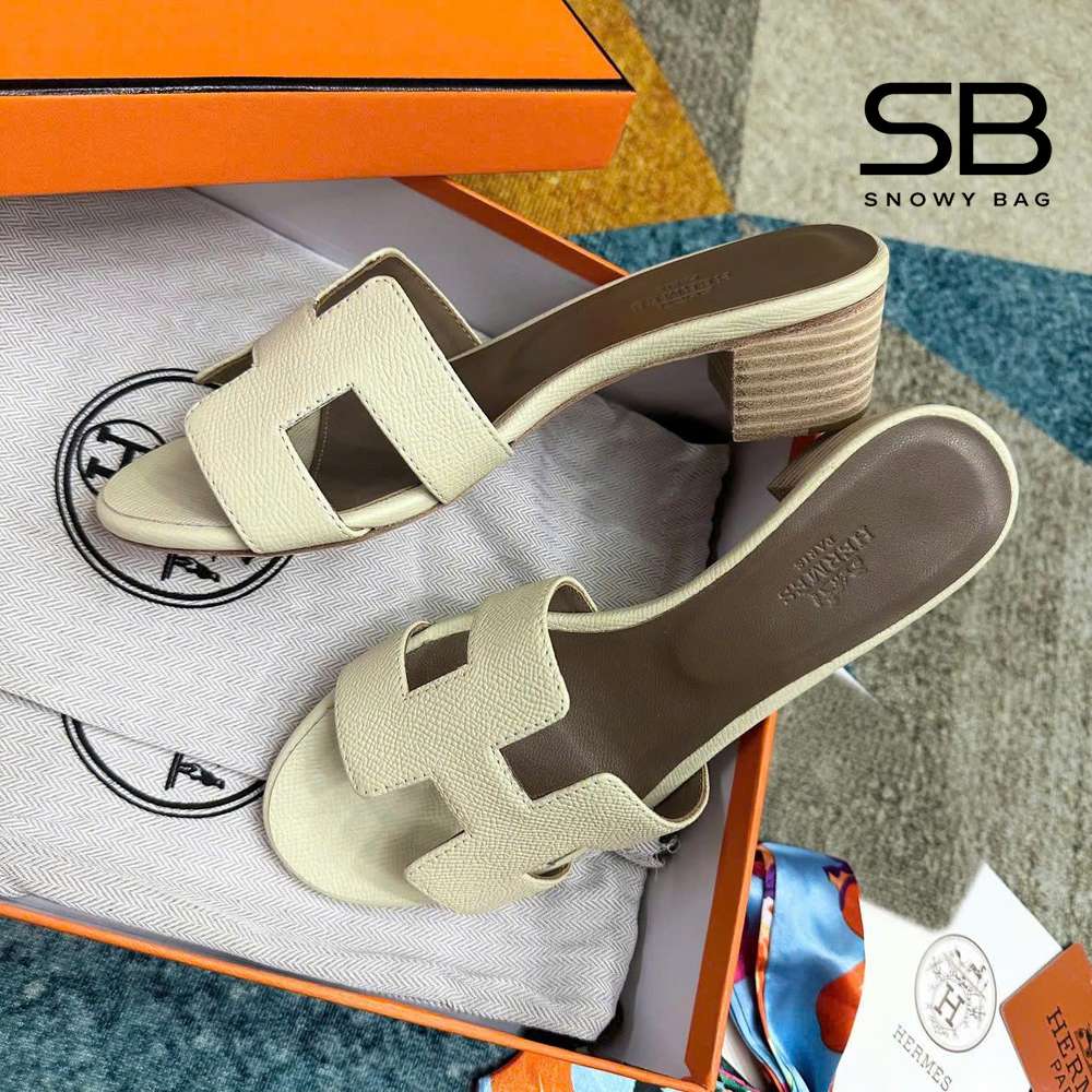 Dép Hermes Oasis Sandal Yellow Epsom Vàng Nhạt góc nghiêng chi tiết
