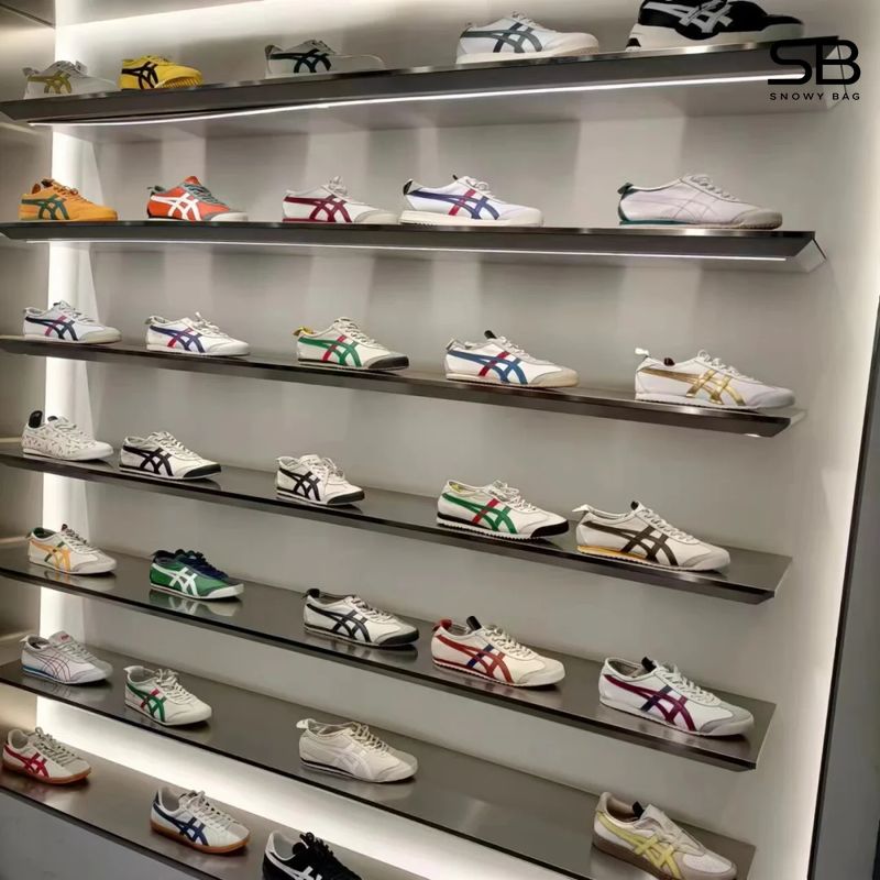 Hình ảnh một góc cửa hàng sneaker với nhiều mẫu giày Onitsuka được trưng bày, thể hiện sự phong phú