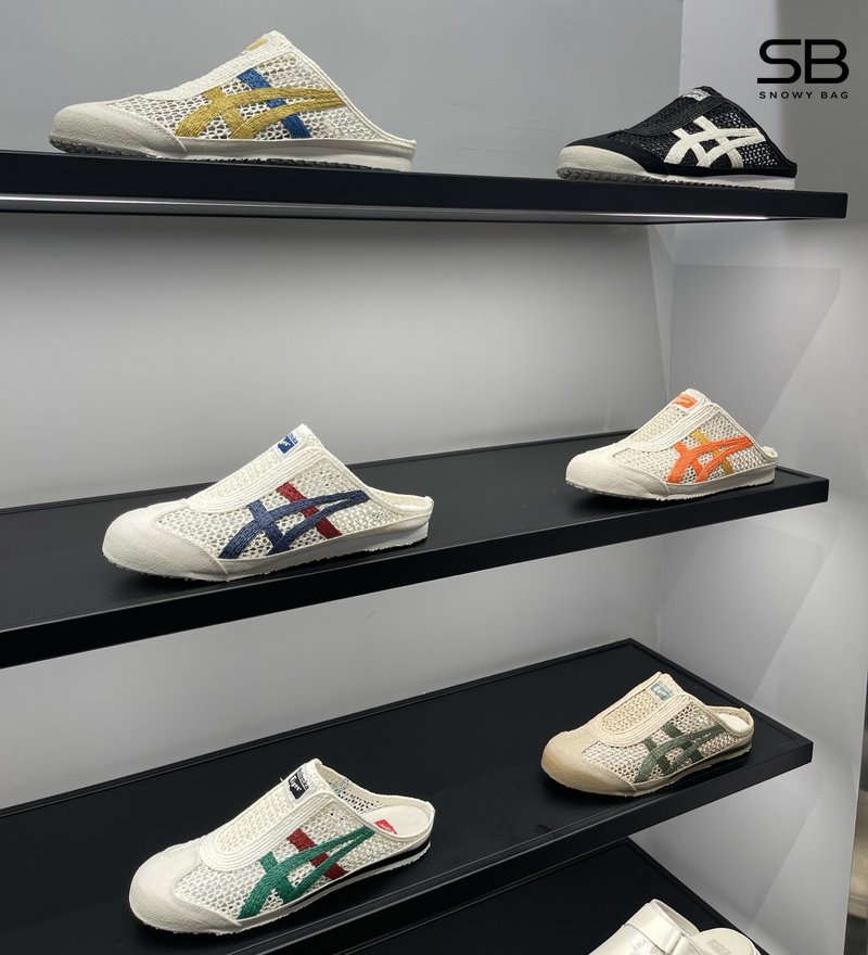 Ảnh đôi giày Onitsuka Mexico 66 Sabot với kiểu dáng độc đáo, chụp từ trên xuống, đặt trên nền xi măn