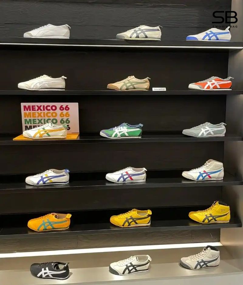 Hình ảnh các dòng giày Onitsuka khác nhau được xếp cạnh nhau trên kệ, thể hiện sự đa dạng về kiểu dá