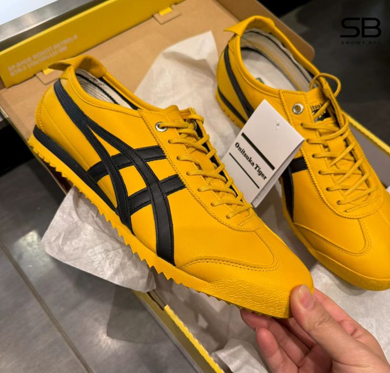 Hình ảnh một người đang kiểm tra kỹ lưỡng đôi giày Onitsuka, với biểu cảm nghiêm túc, trong một cửa