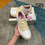 Giày Air Jordan 1 Low OG Travis Scott Muslin Shy Pink Trắng Hồng với thiết kế độc đáo.
