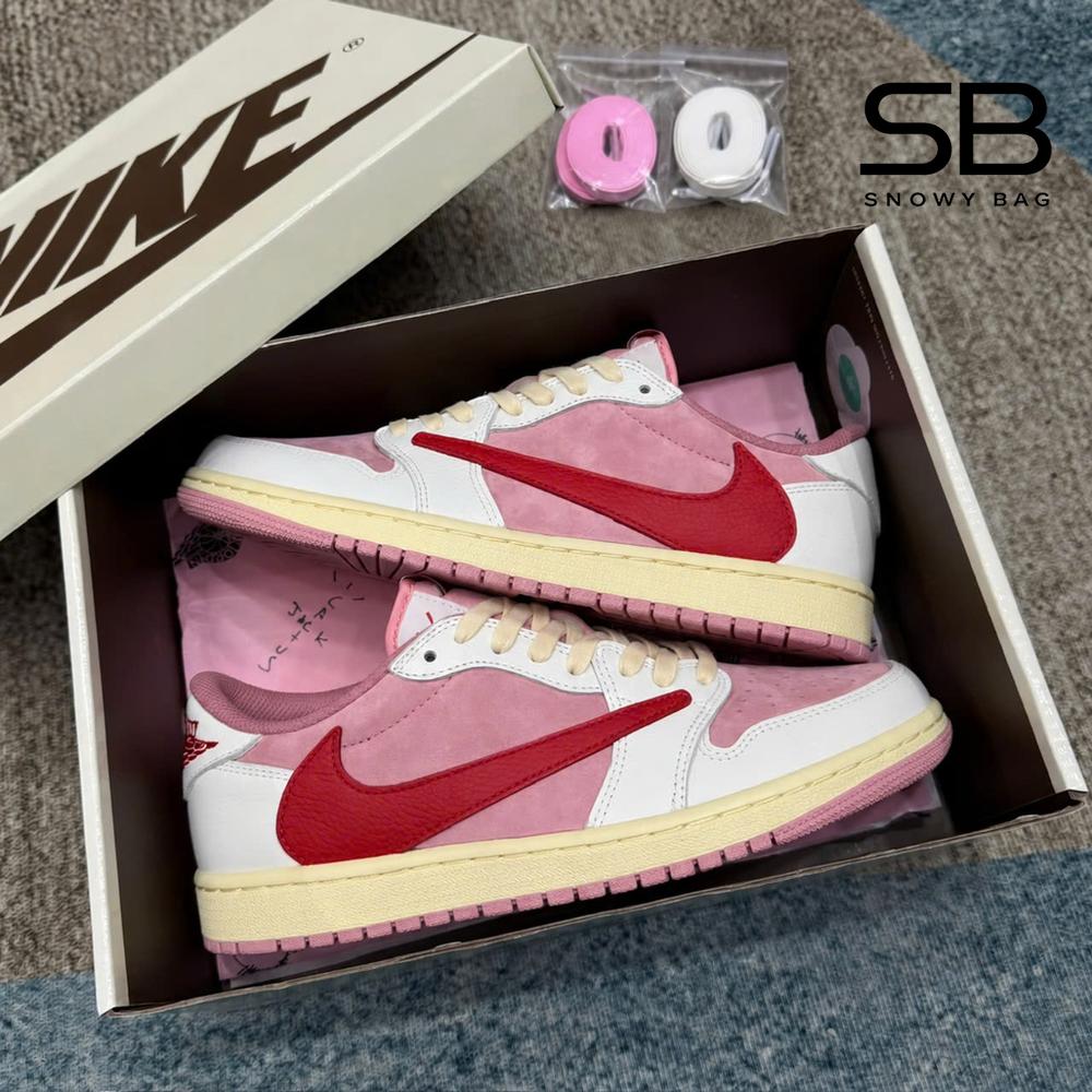 Giày Air Jordan 1 Low OG Travis Scott Shy Pink University Red với chi tiết logo độc đáo