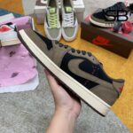 Giày Air Jordan 1 Low x Travis Scott Mocha Cổ Thấp góc nghiêng chi tiết