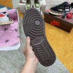 Giày Air Jordan 1 Low x Travis Scott Mocha Cổ Thấp với thiết kế độc đáo